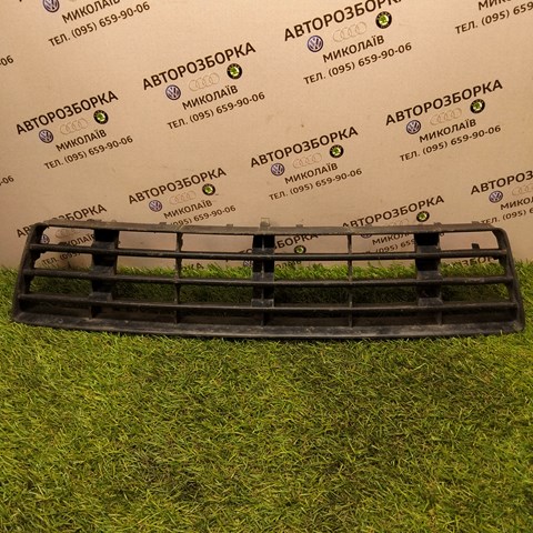 Решітка переднього бампера, центральна 4B0807683F VAG
