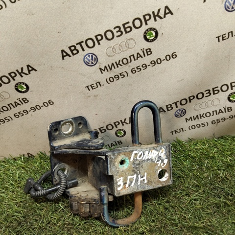 Петля водійських дверей 4B0831411B VAG