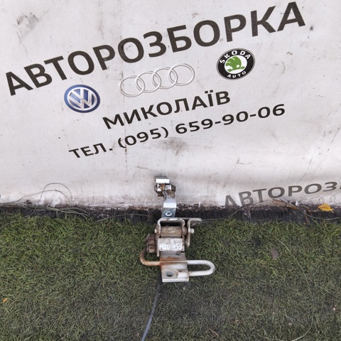 Завіса дверей передніх правих 4B0831412B VAG