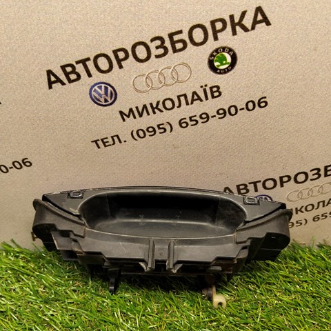 Тримач зовнішньої ручки дверей, правих дверей 4B0839885 VAG