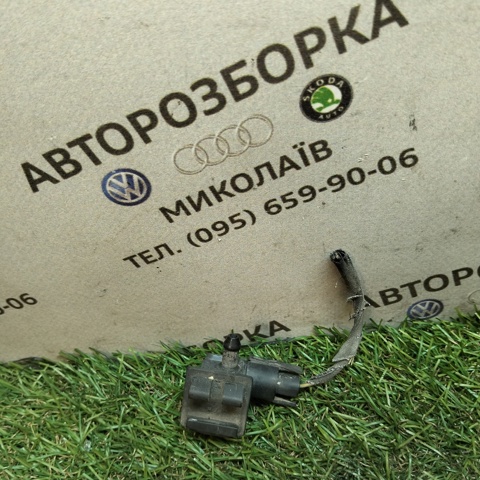 Форсунка омивача скла лобового, ліва 4B0955987 VAG
