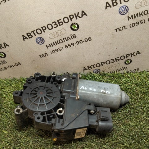 Мотор склопідйомника дверей передніх, правих 4B0959802E VAG