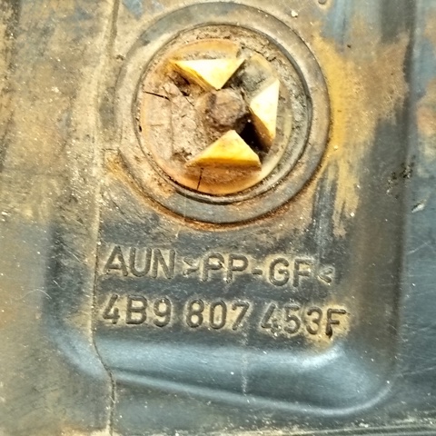 Направляюча заднього бампера, ліва 4B9807453F VAG