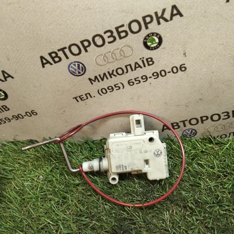 Мотор-привід відкриття лючка бака 4B9862153 VAG