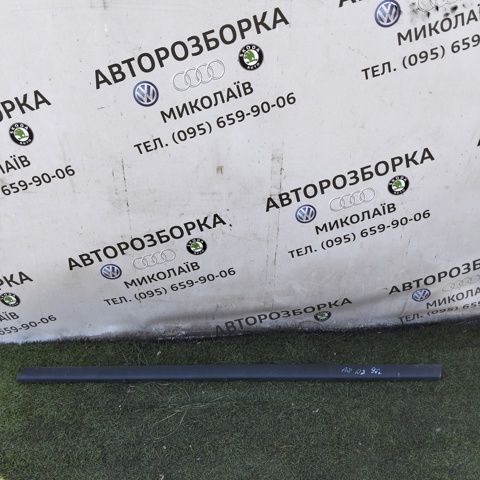 Молдинг передньої правої двері, нижній 4D0854940A VAG