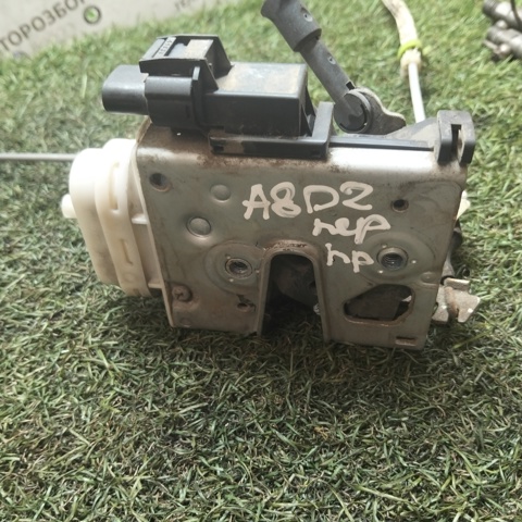 Замок двері правої передньої 4D1837016D VAG