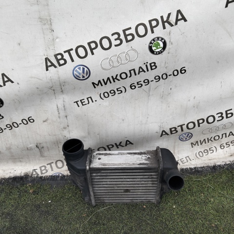 Охолоджувач наддувочного повітря 4F0145806E VAG