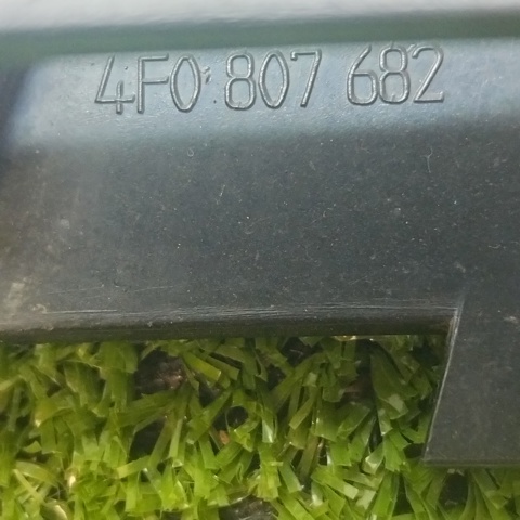 Решітка переднього бампера, права 4F0807682 VAG