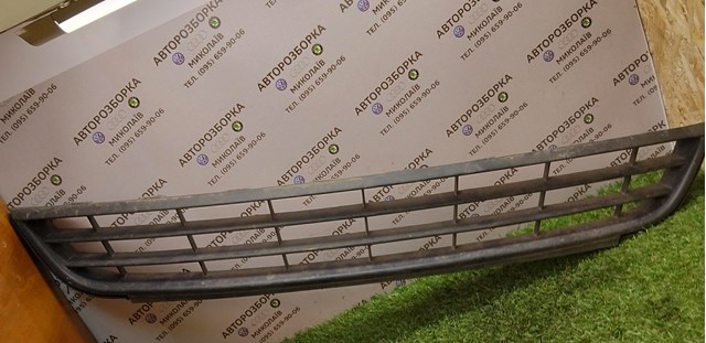 Решітка переднього бампера 5C6853677 VAG