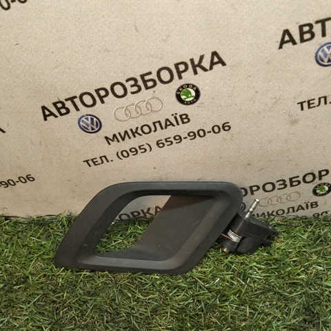 Ручка передньої двері внутрішня ліва 5J0837225 VAG