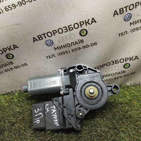 Склопідйомник задніх правих дверей 5K0959704A VAG
