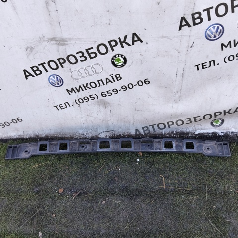 Кронштейн бампера заднього, центральний 5M0807863 VAG