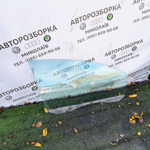 Скло передніх дверей, правих 5M0845202 VAG