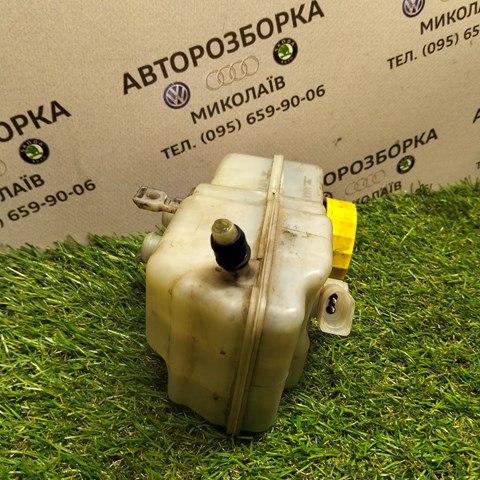 Бачок головного гальмівного циліндру (гальмівної рідини) 6R0611301A VAG