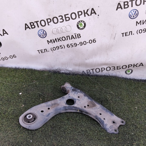 Правий важіль передній нижній підвіски 6RU407152 VAG