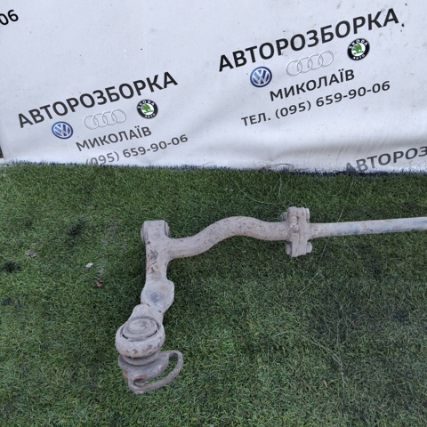 Важіль передньої підвіски верхній, лівий 701407021C VAG