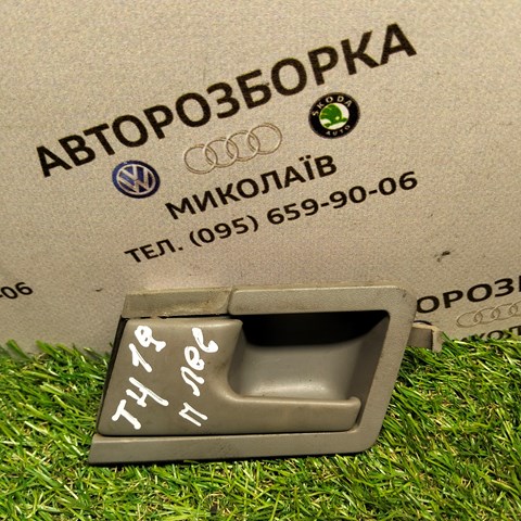 Ручка передньої двері внутрішня ліва 701837019A VAG