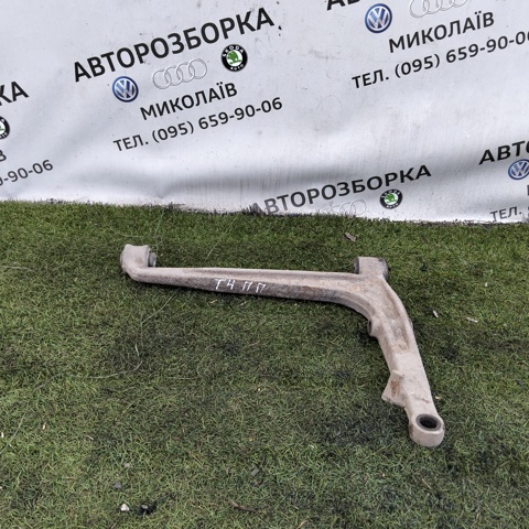 Правий важіль передній нижній підвіски 7D0407152A VAG
