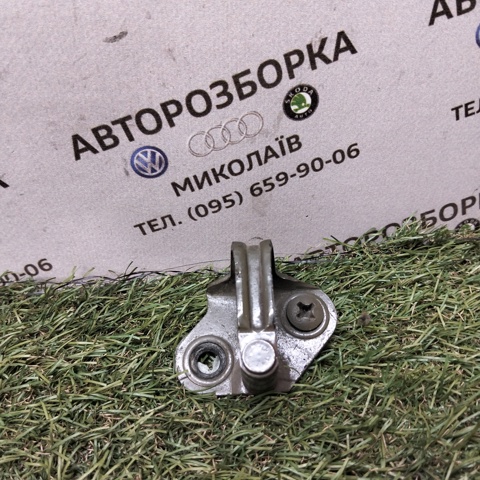 Петля-зачіп (відповідна частина) замка двері передньої 7D0837767 VAG
