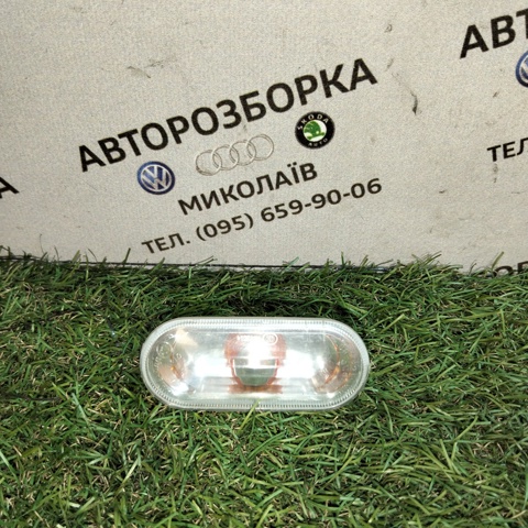 Повторювач повороту в крило 7E0949117 VAG