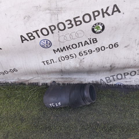 Патрубок повітряний, вхід повітряного фільтра 7H0129647 VAG