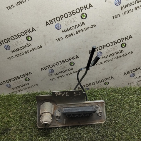 Ручка задньої (двостулкової) двері ліва зовнішня 7H0827565G VAG