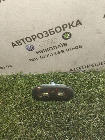 Повторювач повороту на крилі 7H0949117A VAG