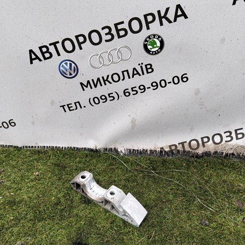 Кронштейн кріплення переднього стабілізатора 7L0411063B VAG