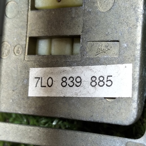 Тримач зовнішньої ручки дверей, задніх лівих 7L0839885 VAG