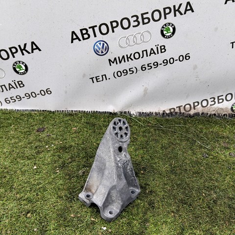 Кронштейн подушки (опори) двигуна, правої 7L6199308B VAG