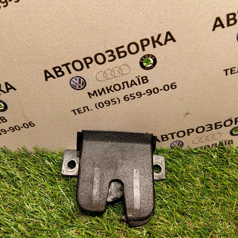 Замок дверей багажника 7L6827505 VAG