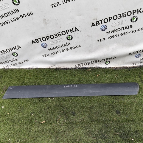 Молдинг передніх правих дверей, нижній 7L6837788D VAG