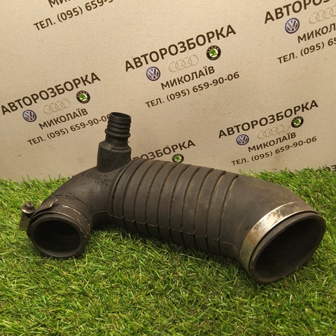 Патрубок повітряний, вихід повітряного фільтра 8D0129615J VAG