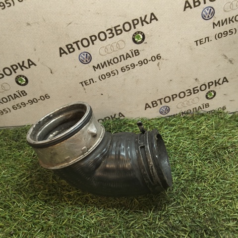Патрубок повітряний, вихід з турбіни (наддув) 8D0145834L VAG