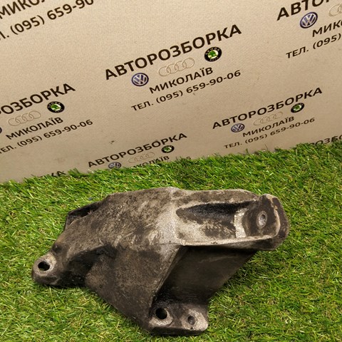 Кронштейн подушки (опори) двигуна, лівої 8D0199307L VAG