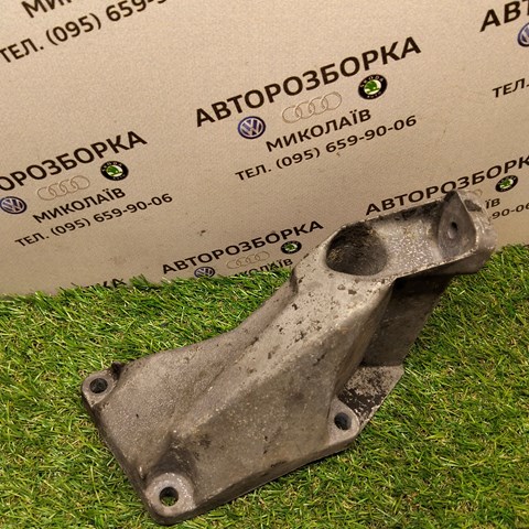 Кронштейн подушки (опори) двигуна, лівої 8D0199307P VAG