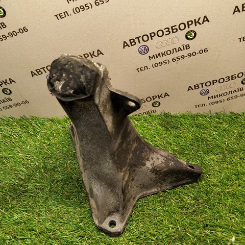 Кронштейн подушки (опори) двигуна, правої 8D0199308F VAG