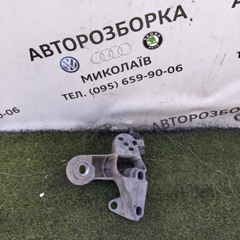 Кронштейн подушки (опори) двигуна, правої 8D0199352H VAG