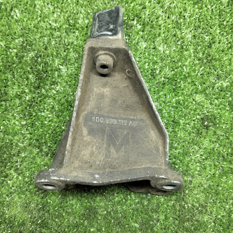 Кронштейн подушки КПП, лівий 8D0399113AB VAG