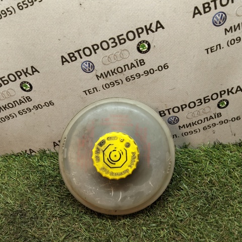 Бачок головного гальмівного циліндру (гальмівної рідини) 8D0611301 VAG
