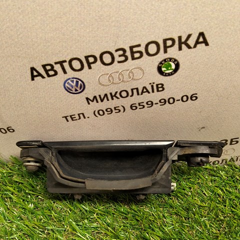 Ручка передніх дверей зовнішня, ліва 8D0837207A VAG