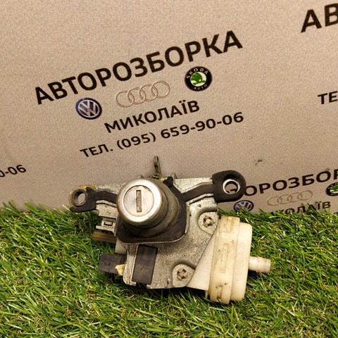 Лічинка замка багажника 8D0862055 VAG
