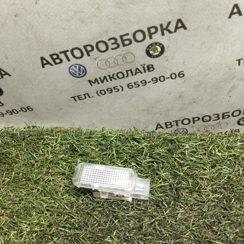 Плафон підсвітки багажного відсіку 8D0947415 VAG