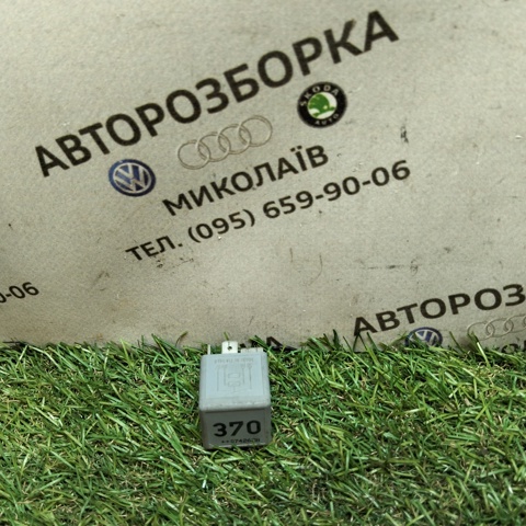 Реле вентилятора 8D0951253 VAG