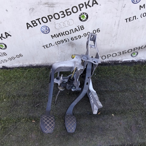 Педаль і привід механізму управління гальмами (привід гальмівного крана) 8D1721140B VAG