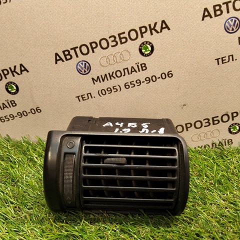 Решітка повітропровода ліва 8D1820901 VAG
