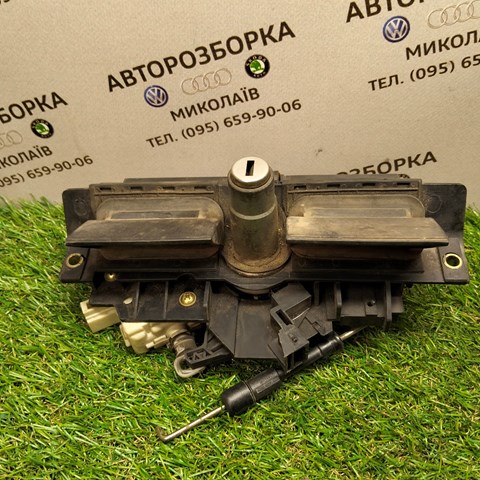 Замок багажника 8D9827565C VAG