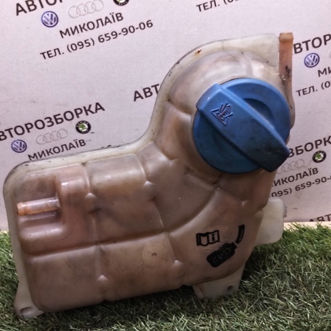 Бачок системи охолодження двигуна розширювальний 8E0121403C VAG