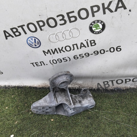 Кронштейн подушки (опори) двигуна, лівої 8E0199351M VAG