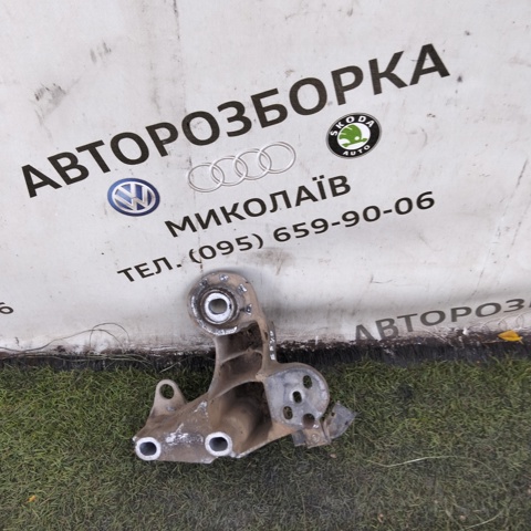 Кронштейн подушки (опори) двигуна, правої 8E0199352 VAG